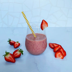 Geniet van deze heerlijke aardbei-kokos smoothie! Perfect na jouw workout of als ontbijt door de vele superfoods die erin zijn verwerkt.