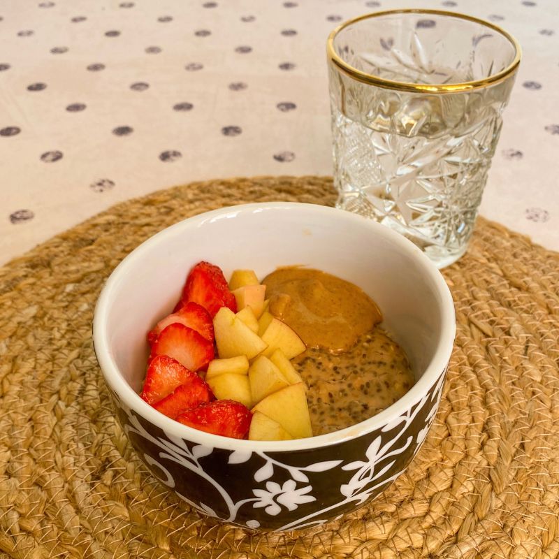 Een gezond & warm ontbijtje voor in de ochtend met onze proteïne havermout met vers fruit! Bevat onder andere chia zaadjes en vers fruit. Voor een echte power start van jouw dag.