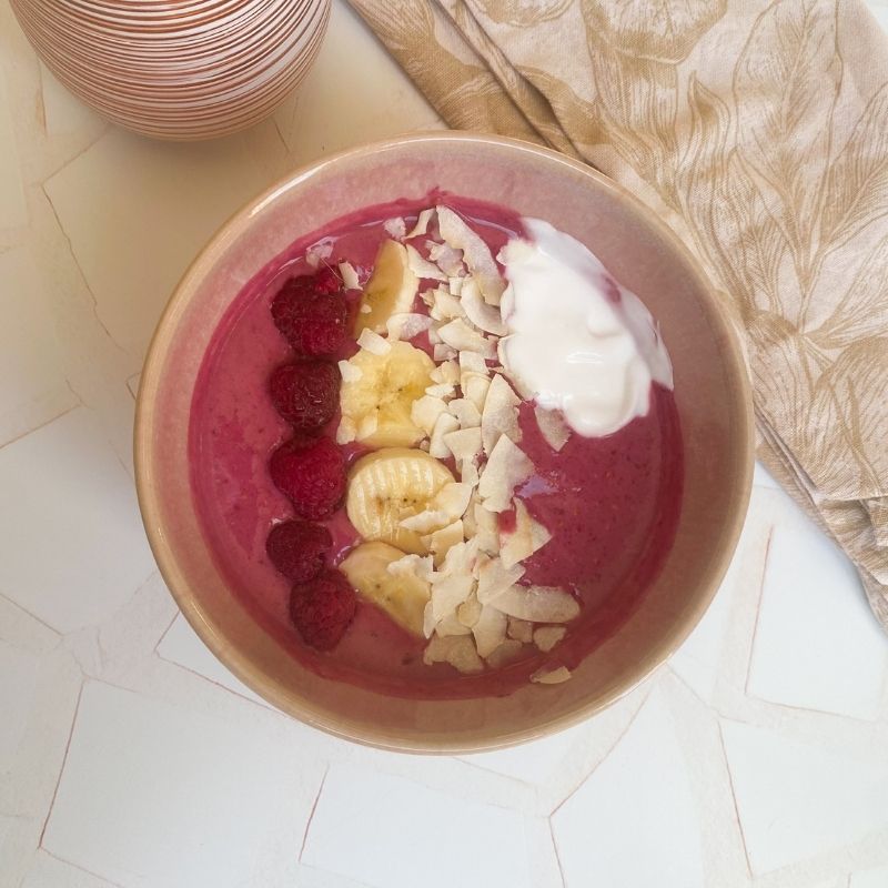 Een heerlijke frisse en eiwitrijke Berry-beet smoothie bowl! Erg gemakkelijk te maken.