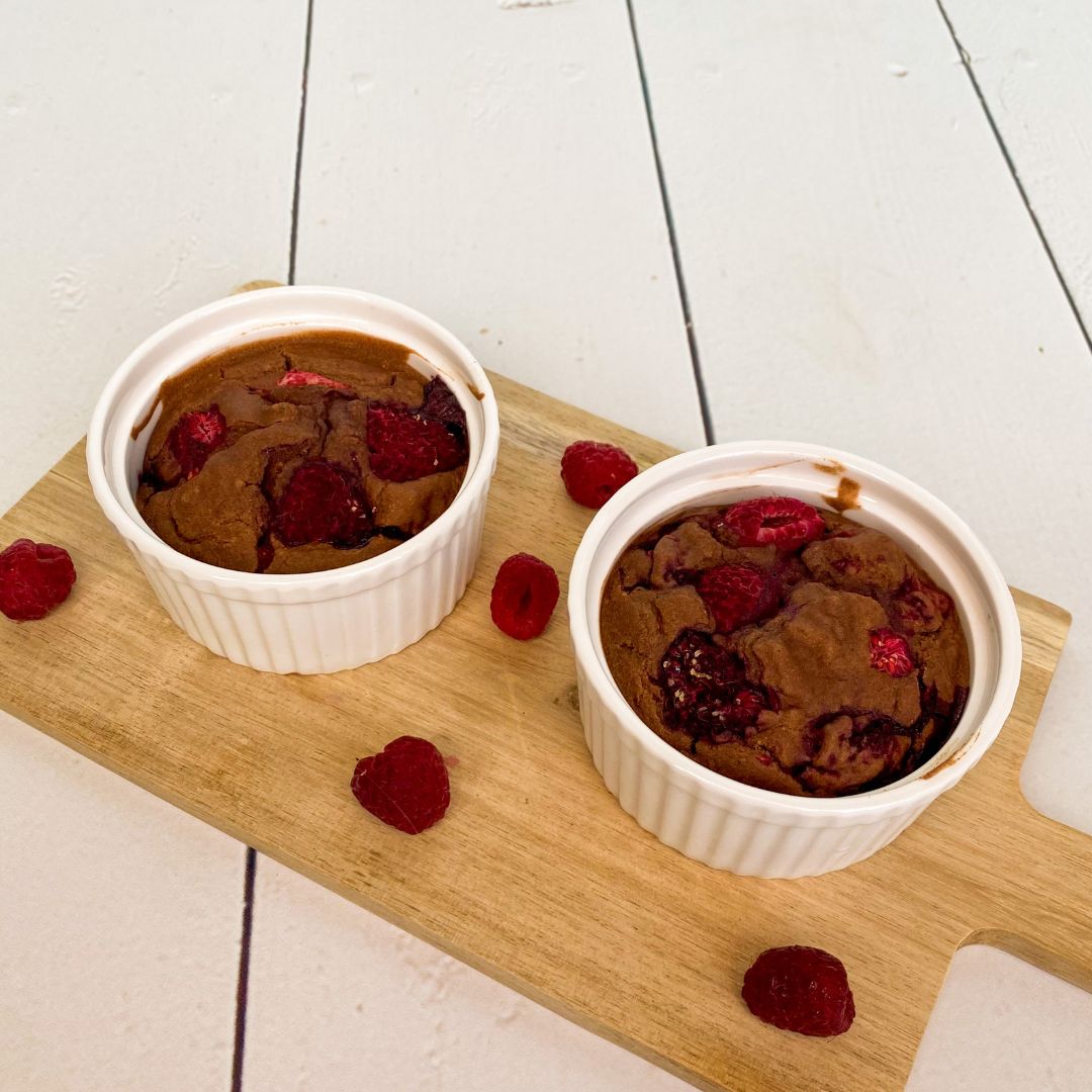 Een heerlijke warme chocolade mug cake met het frisse van de frambozen. Klaar binnen een handomdraai en eiwitrijk!