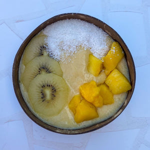 Een heerlijke frisse & creamy ananas-mango smoothie bowl! Perfect als ontbijt of post-workout snack. Probeer nu!