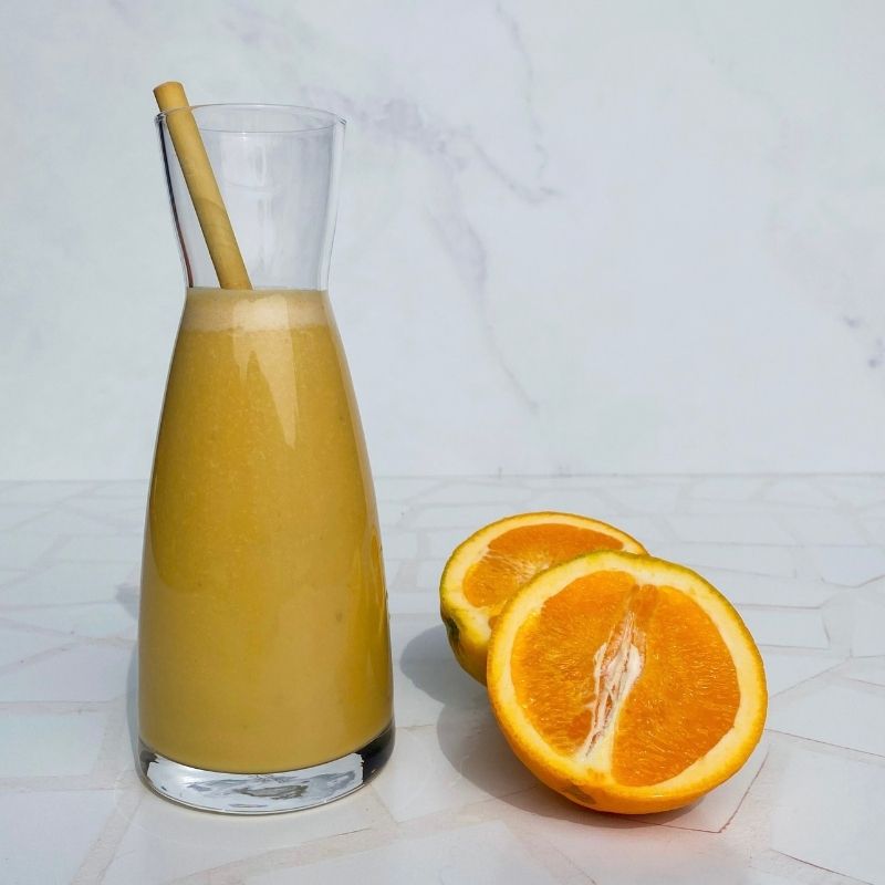 Een heerlijke banaan-sinaasappel smoothie. Lekker fris voor in de zomer en bevat hoogwaardig eiwitpoeder, wat goed is voor jouw spieren.