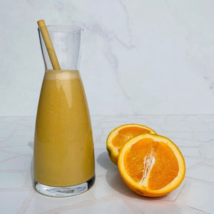 Een heerlijke banaan-sinaasappel smoothie. Lekker fris voor in de zomer en bevat hoogwaardig eiwitpoeder, wat goed is voor jouw spieren.